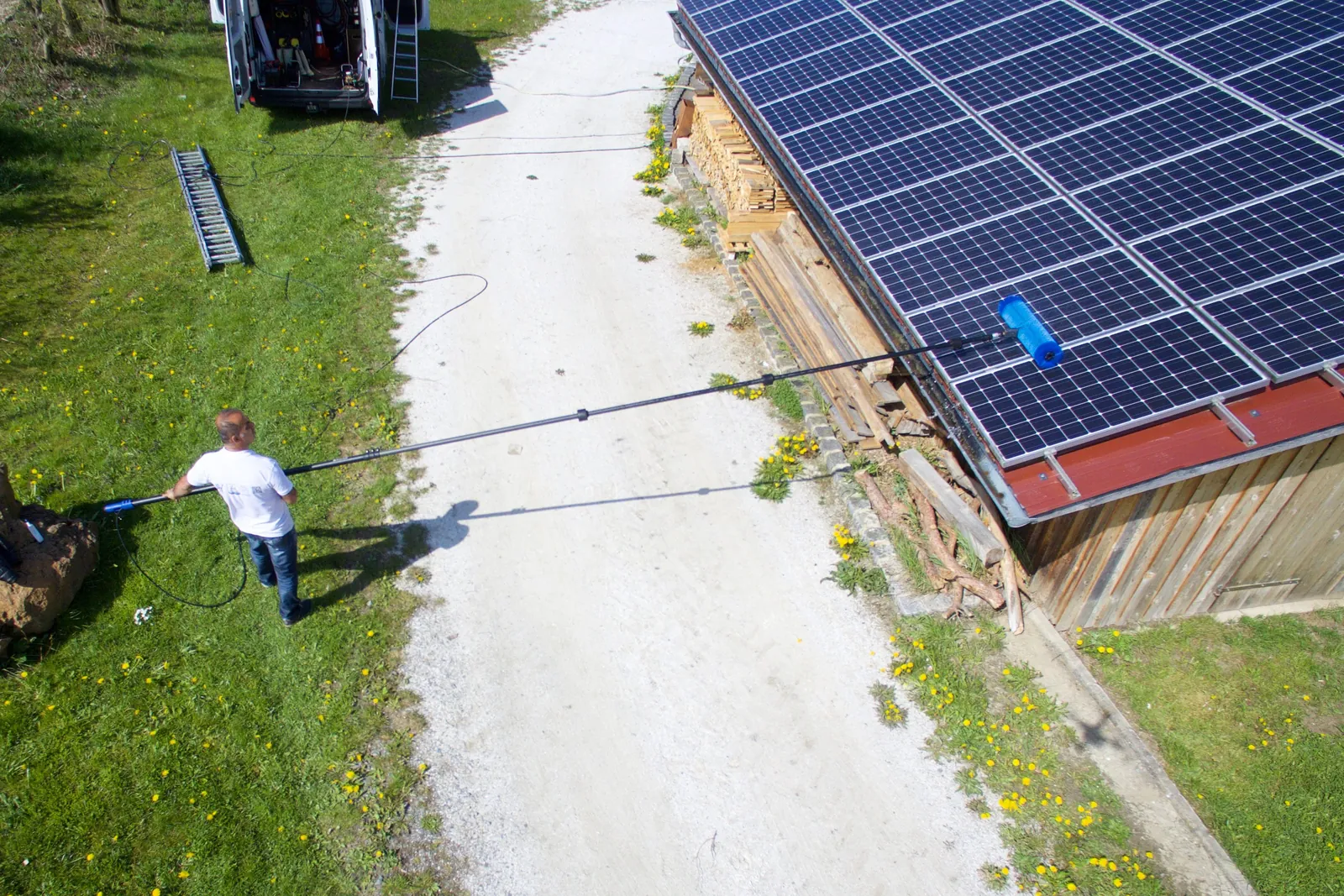 Reinigung einer Photovoltaik-Dachanlage mit Teleskopstange und Bürste — Solarreinigung Bayreuth