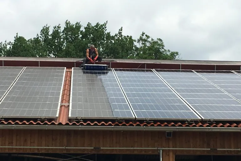 Gereinigte Solarmodule auf einem Hausdach