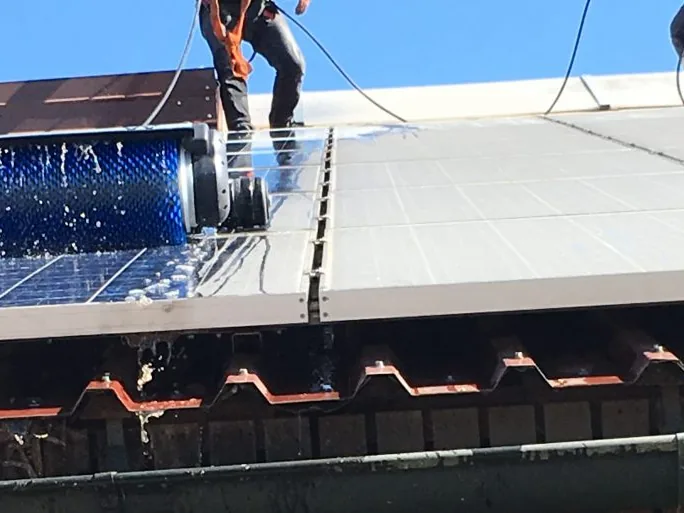 Reinigung eines Solarmoduls mit rotierender Bürstenwalze und entmineralisiertem Wasser