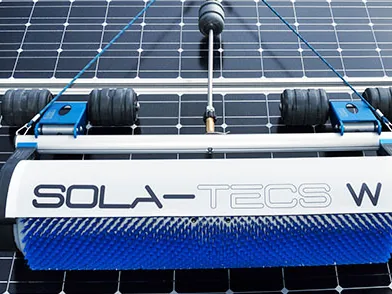 SOLA-TECS W Bürstenwalzen-System auf einem Solarmodul