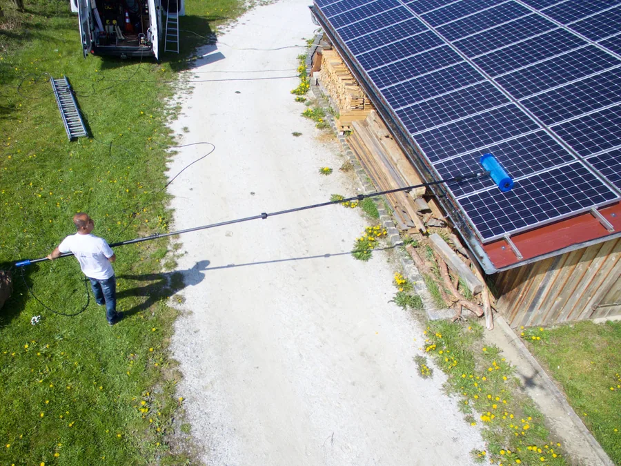 Reinigung einer Dachanlage mit Carbon-Teleskopstange vom Boden aus