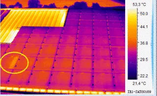 Wärmebild eines Solarmoduls mit gelb markierter thermischer Auffälligkeit