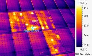 Wärmebild mit mehreren heißen Punkten auf Solarmodulen
